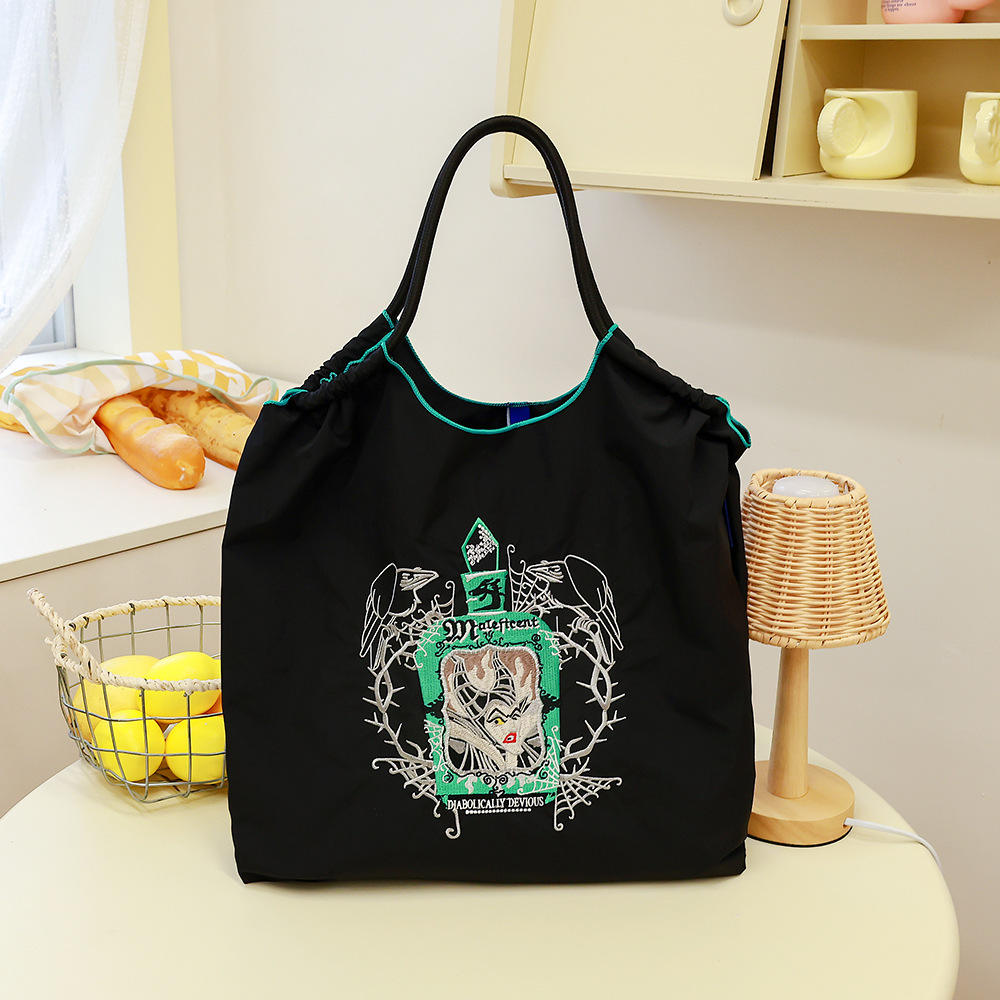 Sorcière noire-taille moyenne