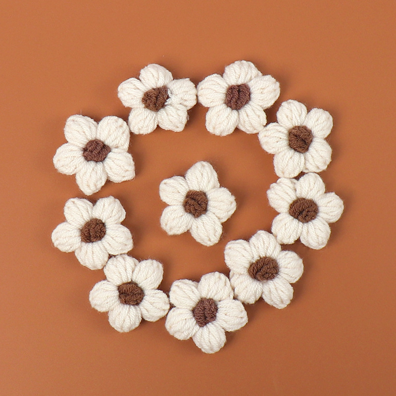 Pétalos de color blanco pálido con estambres de color marrón claro.