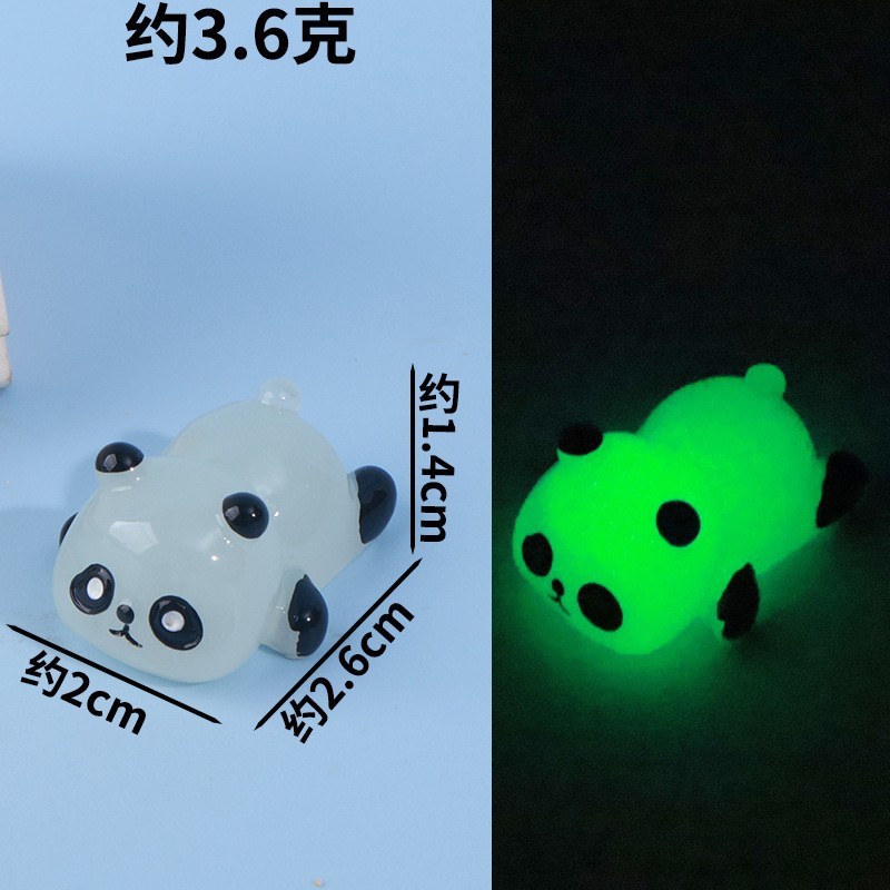 Pequeño panda que brilla en la oscuridad, color gelatina, acostado