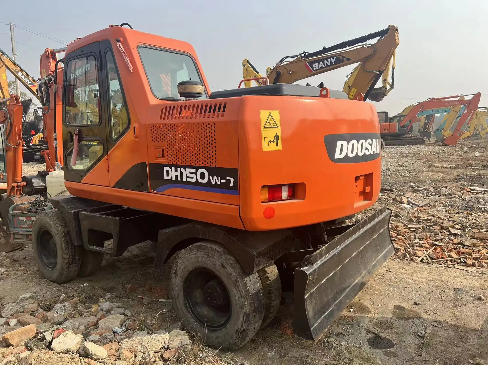 حفارة مجنزرة مستعملة بعجلات لحفر الأرض من Doosan محرك Doosan Dh 150/150W-7 مستعمل من كوريا