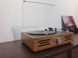 Nogal claro para reproductor de vinilo Bluetooth con entrada de línea y salida de accesorios de audio y video - Product Image 2