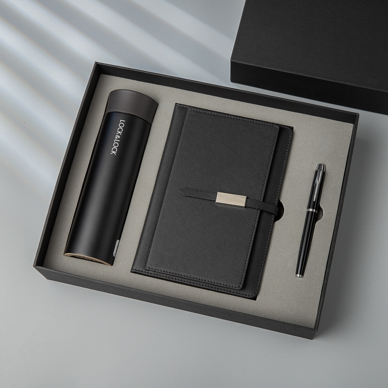 Elegante conjunto negro de tres piezas