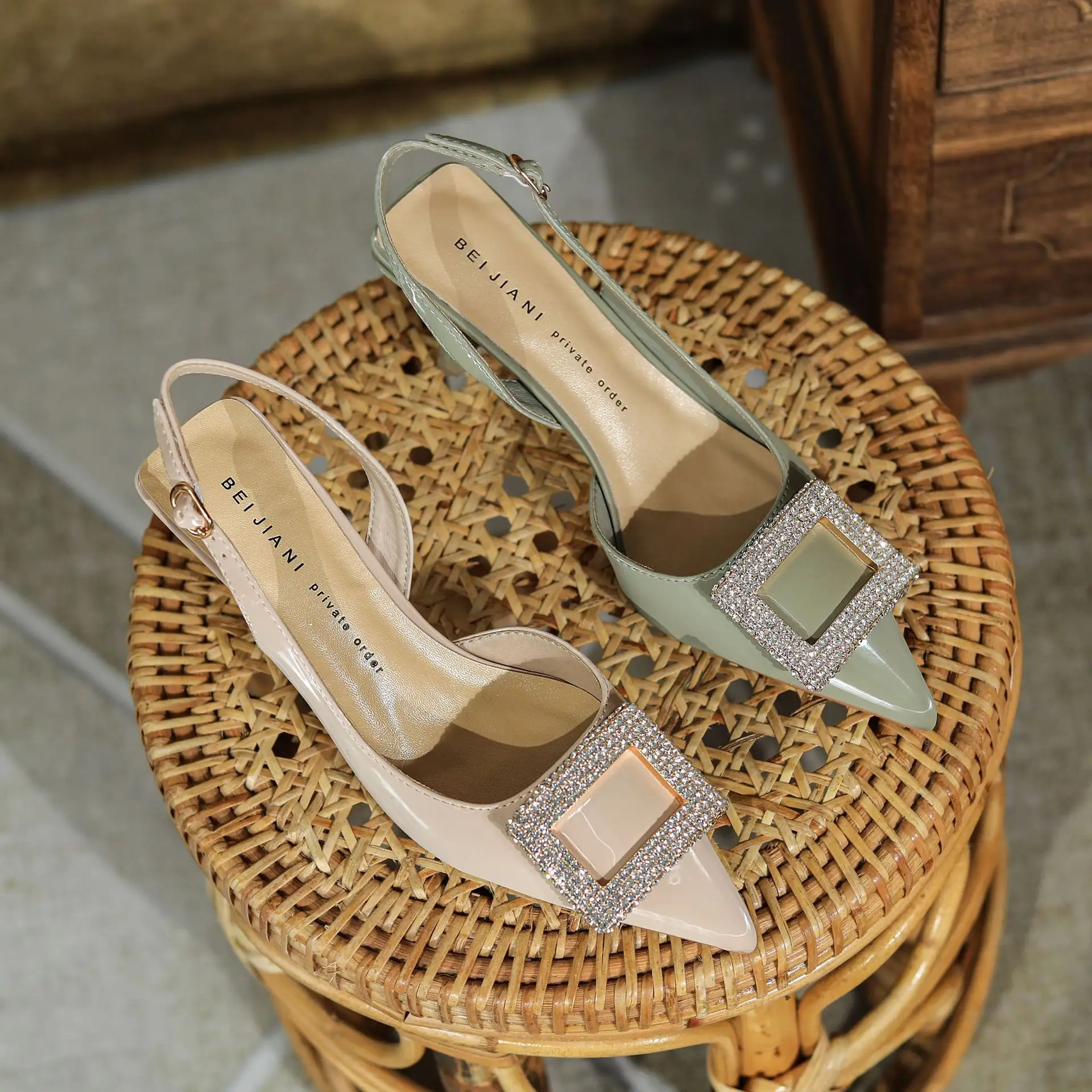 Vendas direto da fábrica de verão casuais moda apontou sandálias de salto baixo