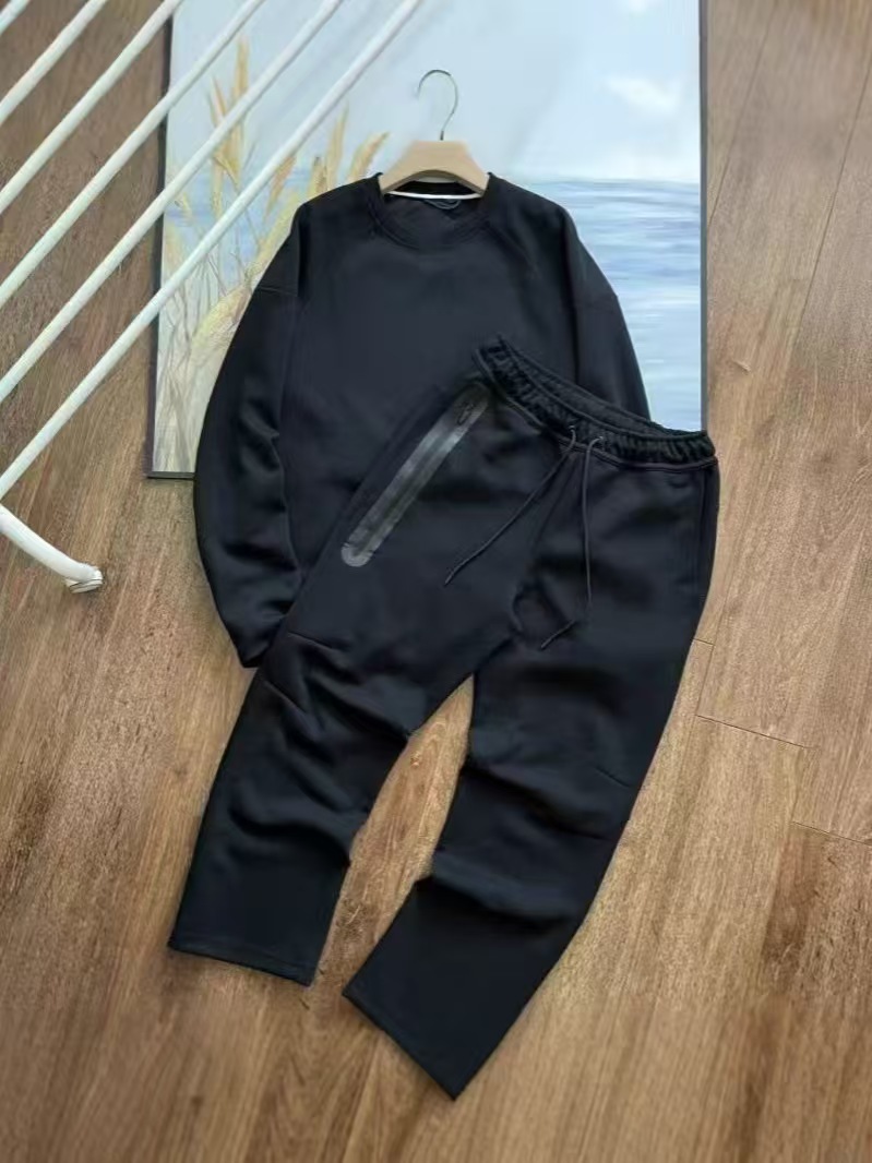 Traje negro de cuello redondo