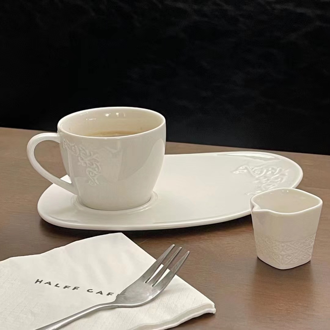 Tasse blanche gaufrée, format moyen, 150 ml