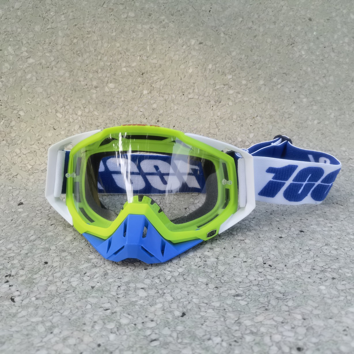 Nez transparent vert blanc bleu