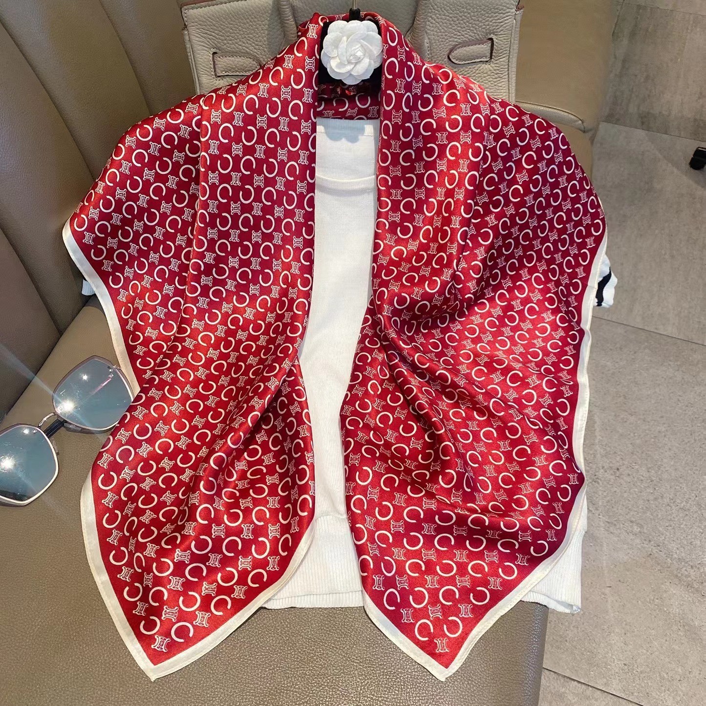 Fond rouge avec double c-90cm