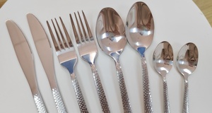 Edelstahl Besteck Messer und Gabel Löffel geprägtes Muster auf Griff rutsch festes Design