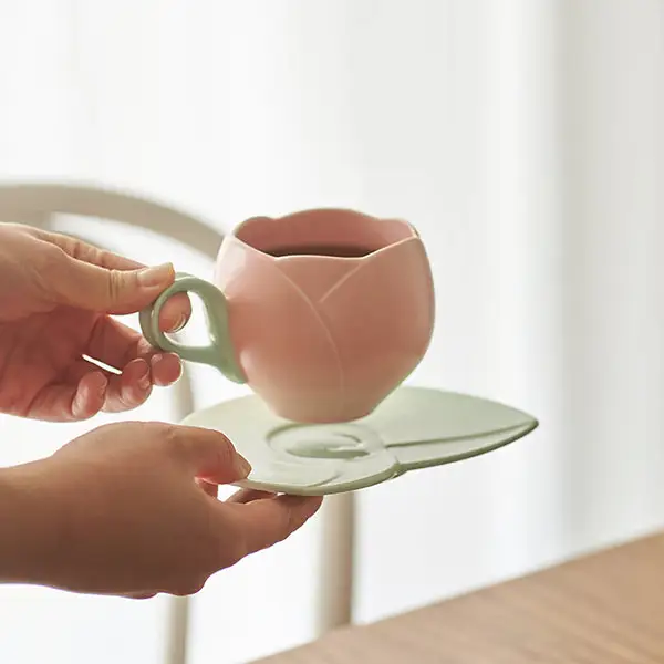 Taza de café de cerámica hecha a mano con diseño de tulipán con platillo, taza de té y leche de avena, regalo para oficina y hogar
