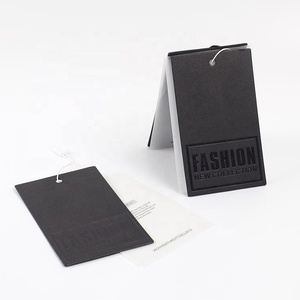 Etiquetas colgantes de papel en relieve de lujo reciclables personalizadas con diseño de U-Meking, etiqueta colgante con impresión UV negra Premium, etiqueta oscilante con cuerda - Product Image 6