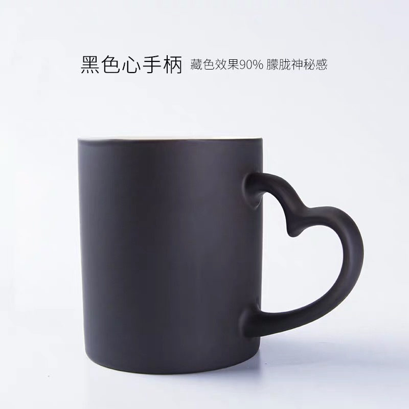 Taza que cambia de color con corazón negro