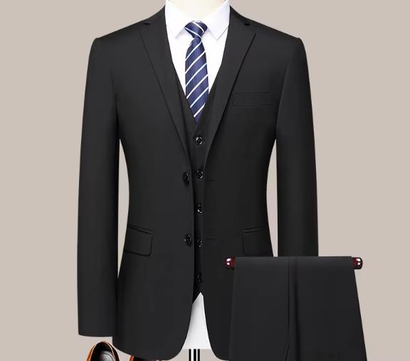 Ensemble veste noire et pantalon à deux boutons.