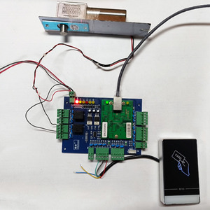 Biometrisches Smart 2-Tür-Zeiterfassungssoftware Access Controller Panel mit TCP IP Wiegand Interface Access Control Board