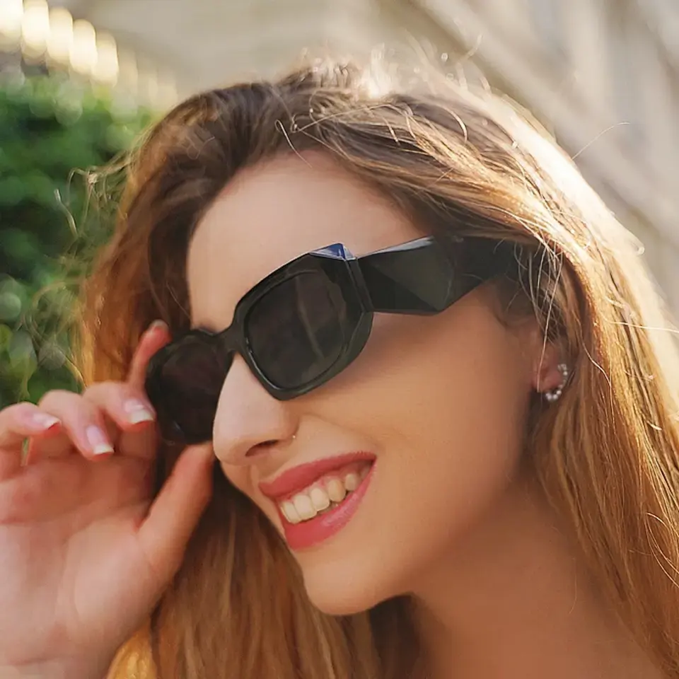 Occhiali da sole da uomo e da donna all'ingrosso di fabbrica con montatura piccola quadrata di moda occhiali da sole neri AC occhiali da sole Unisex