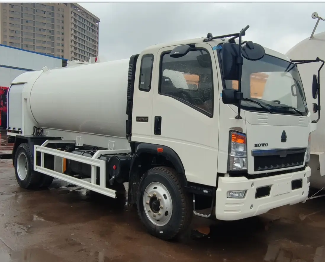 HOWO 4x4 5M3 LPG dağıtıcı LPG tankı er kamyon Sino 6 tekerlek 5000 litre LPG tankı kamyon