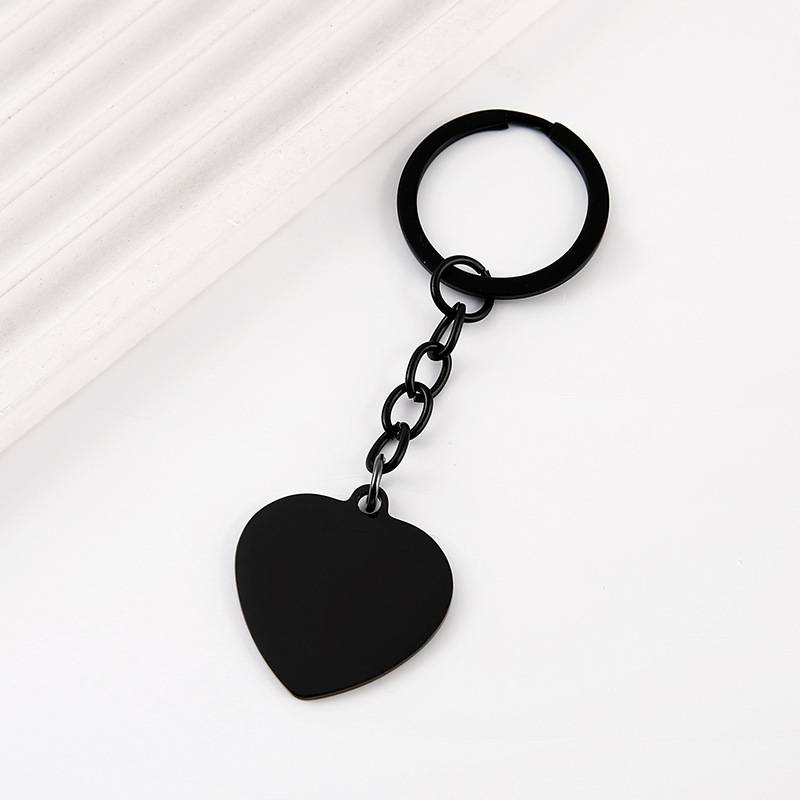 Llavero negro con forma de corazón.