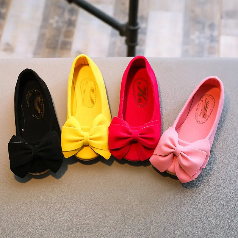 835 vendita calda Boutique di moda bambino Slip On copriscarpe fondo in gomma neonata principessa Bowknot flanella scarpe di colore puro