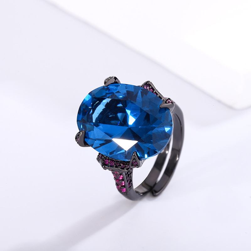 Bague ajustable en or noir et cristal bleu pointu