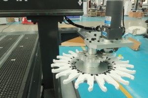 Enrutador CNC de 4 ejes ATC 1300*2500mm con husillo oscilante de ± 90 ° para grabar formas complejas formas tridimensionales - Product Image 6