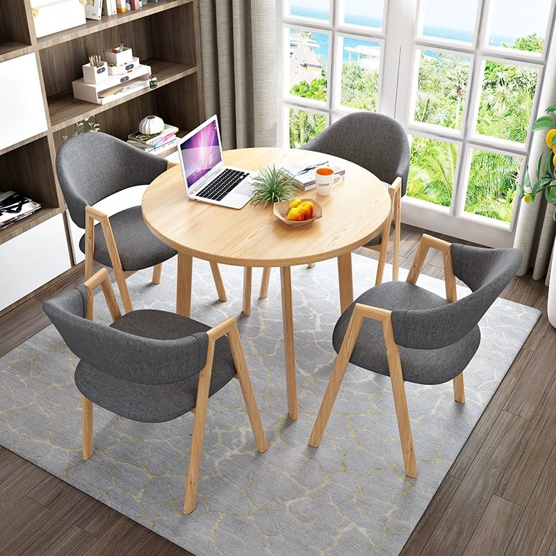 Juego de 4 sillas de tela gris oscuro + mesa redonda de 80 cm color madera.