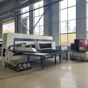 Punzonadora de torreta CNC con agujero de chapa metálica con sistema de carga automática - Product Image 3
