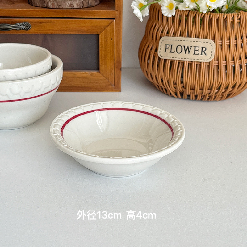 A 5-inch straw hat plate with red line relief