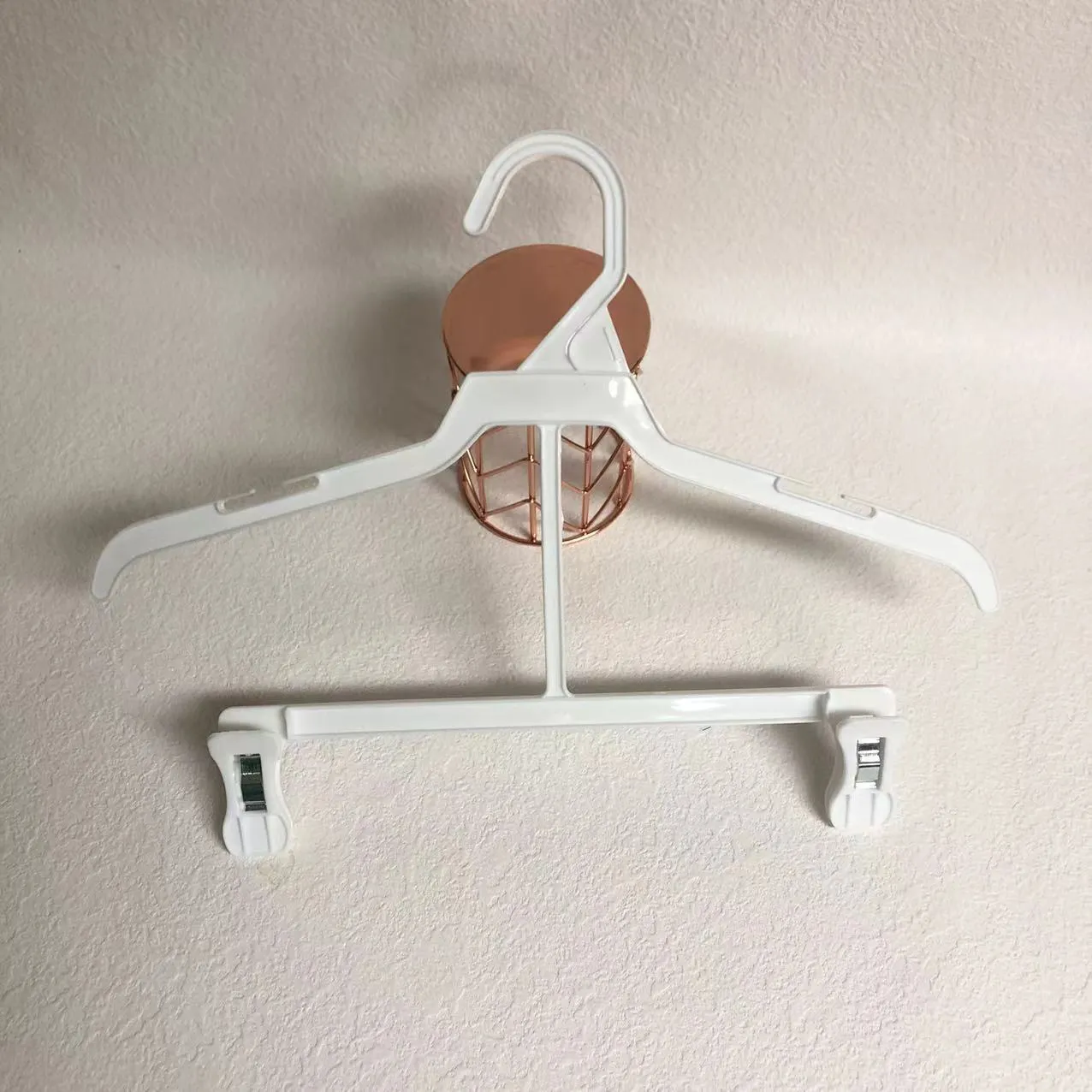 Colgador de ropa de bebé de plástico personalizado con clips Hanegr suministrado por el fabricante personalizado para uso en supermercado