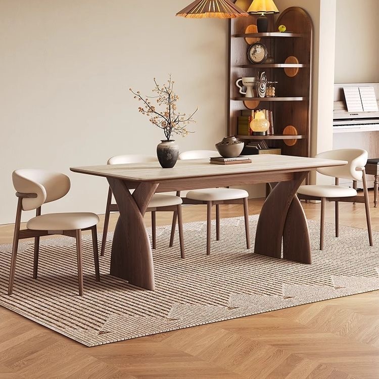 Una mesa con cuatro sillas