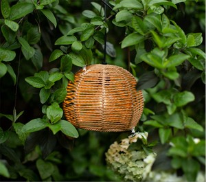 Newishシェード<span class=keywords><strong>14.5</strong></span> * 21.5cm4AA円形屋外フックバッテリーボックス吊り下げ洋ナシ形紙籐ランプシェード