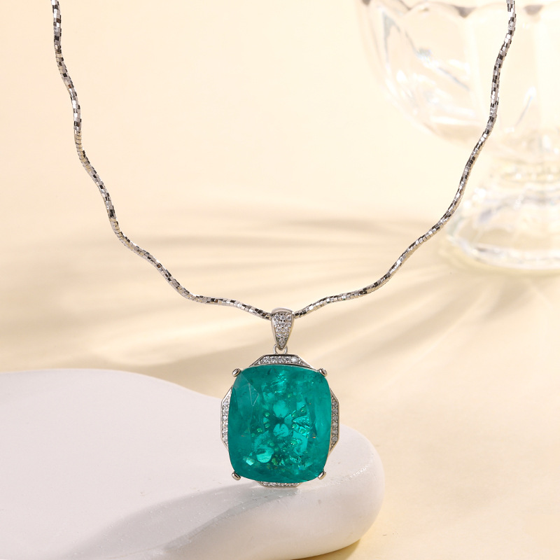 Pendentif émeraude avec chaîne courbe