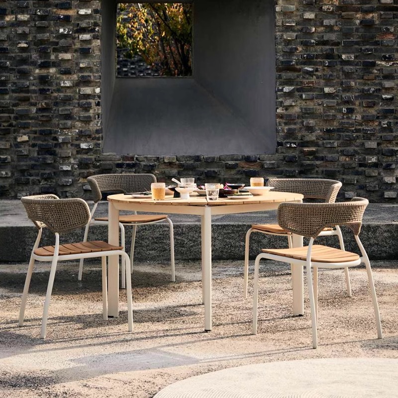 Quatre chaises et une table ronde