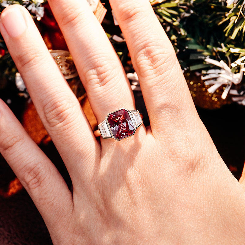 Bague en or massif 18 carats avec pierre précieuse de laboratoire.