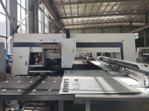 Punzonadora de torreta CNC con combinación de tipo Servo 2 en 1 con corte por láser - Product Image 4