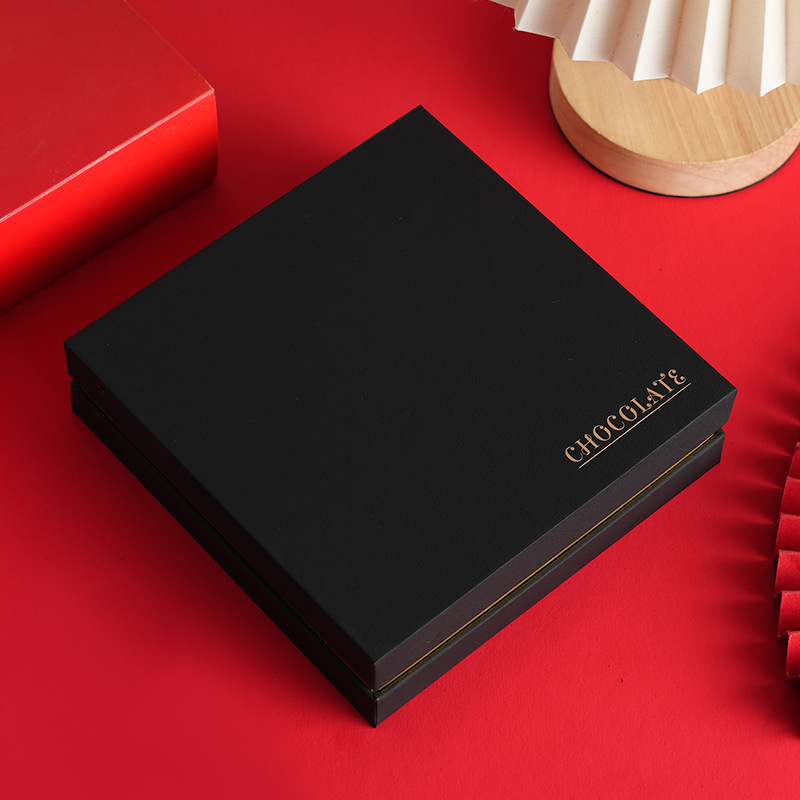 Caja de regalo negra con textura suave y diseño de 9 compartimentos.
