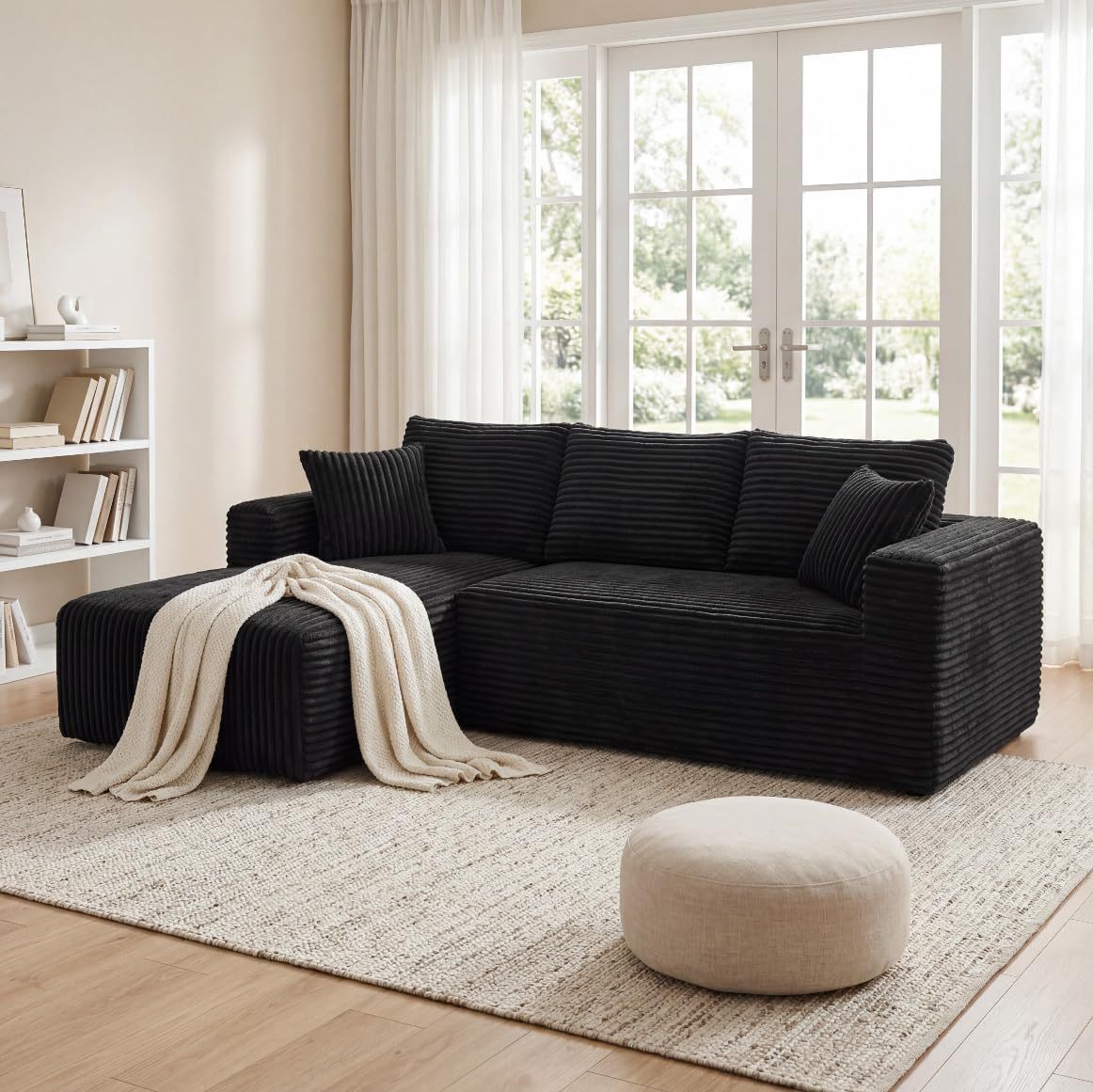 Chaise noire orientée vers la gauche