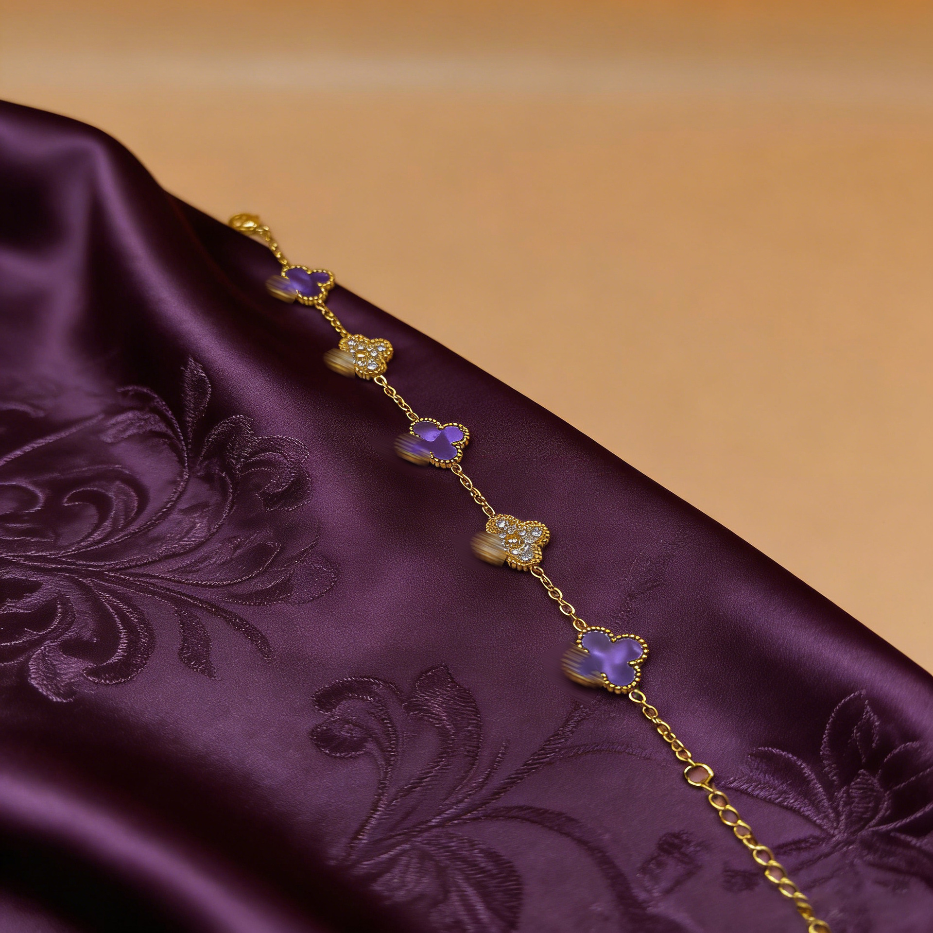 Oro tra diamanti color viola.