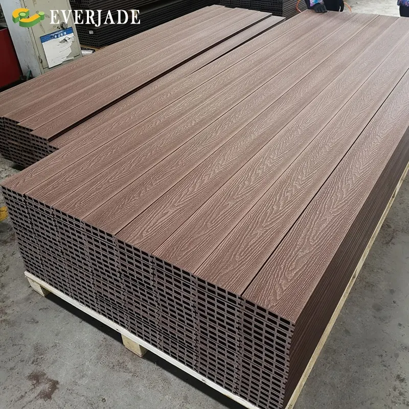 Tableros de cubierta compuestos de plástico de madera compuesta hueca resistente a las grietas impermeable de nueva tecnología
