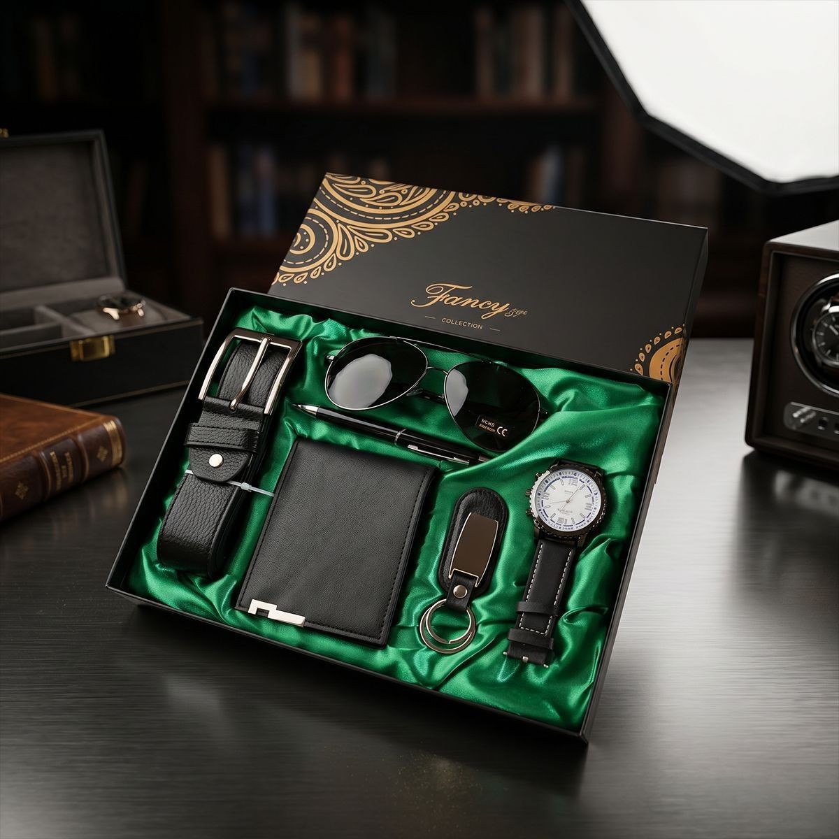 Abito nero-cintura-occhiali da sole-orologio-penna-portachiavi-portafoglio