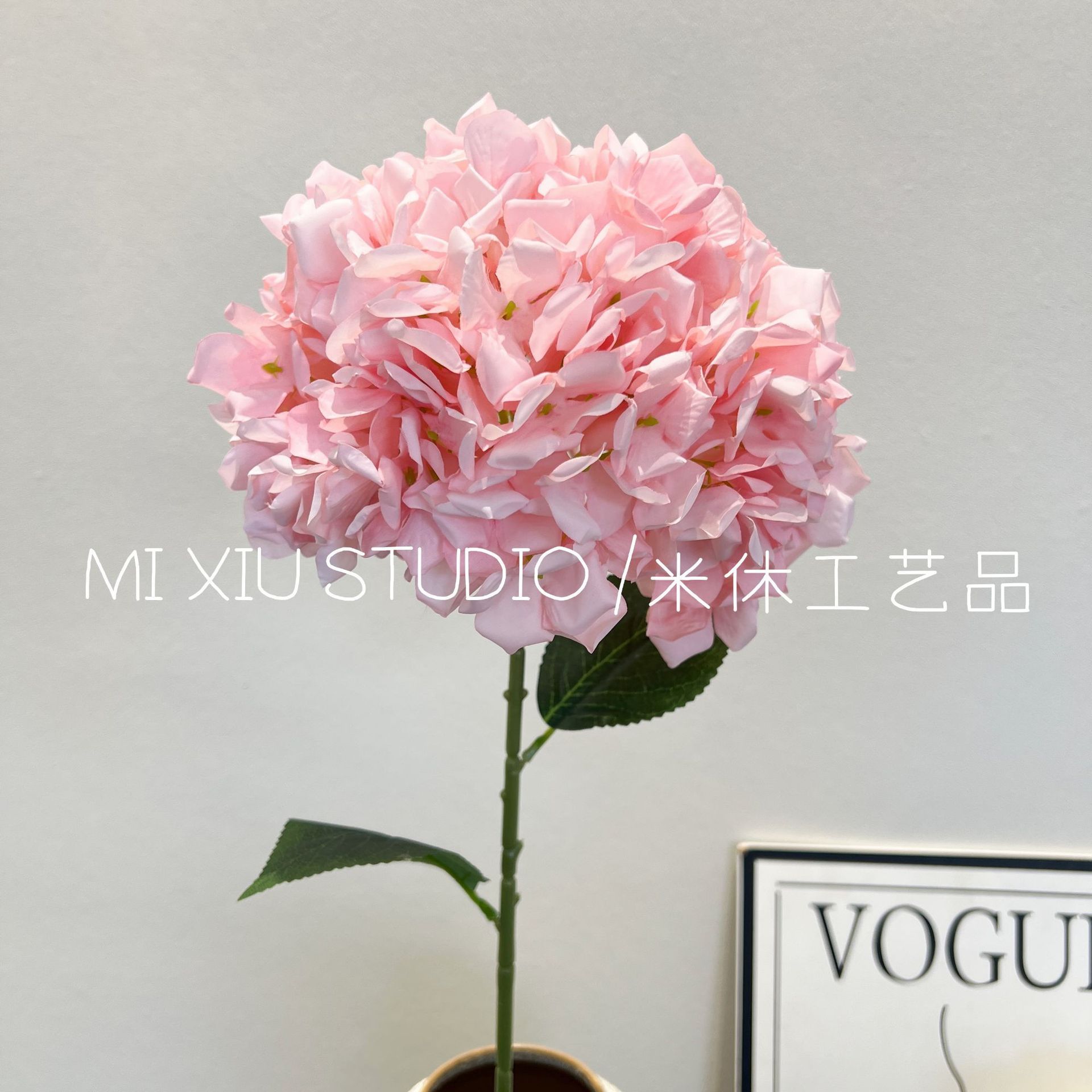 Hortensia rose foncé aux bords frisés