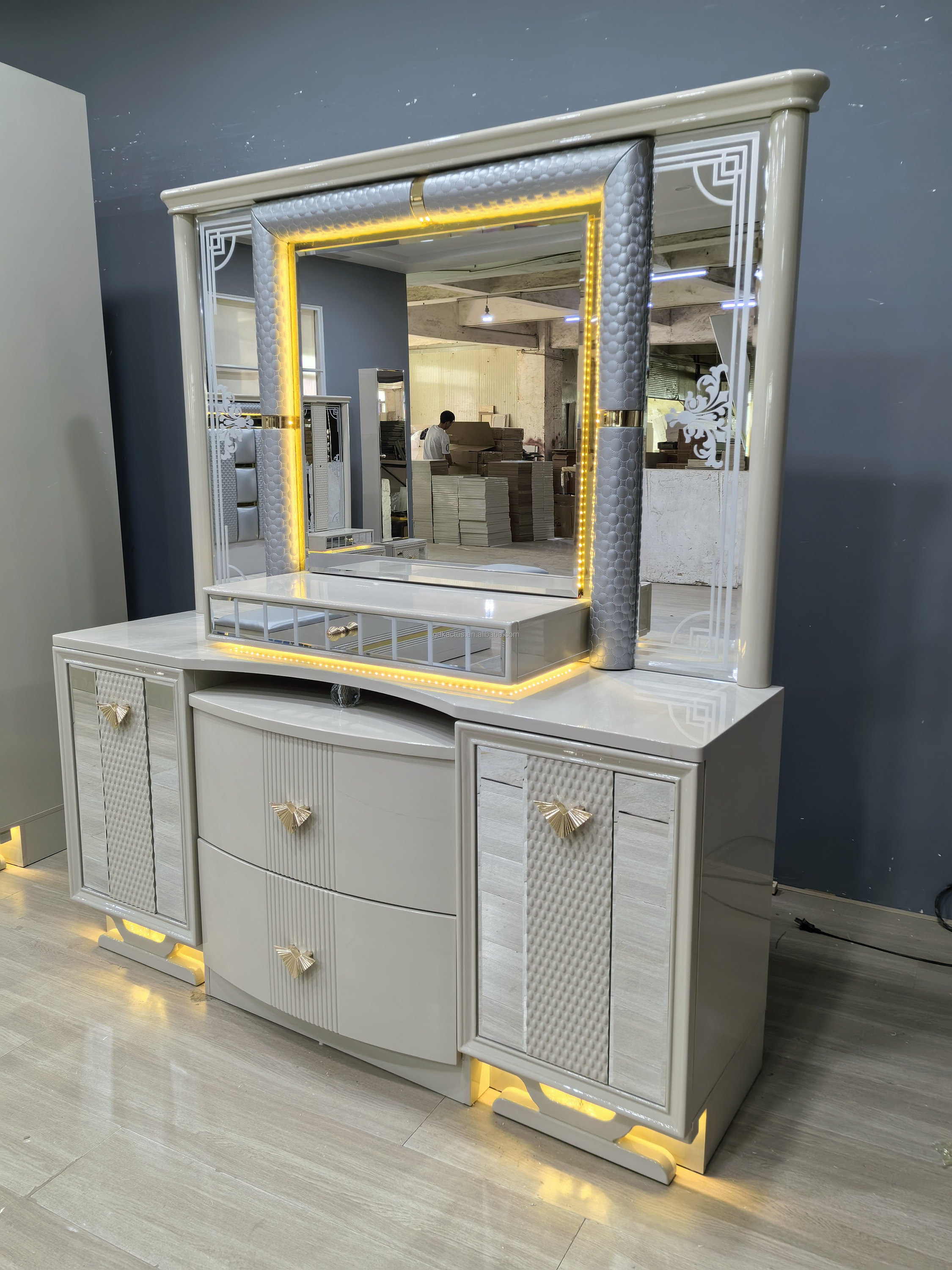 beige brillante