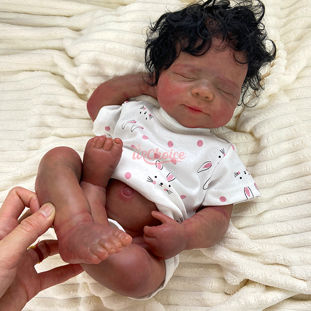 cheveux noirs bouclés