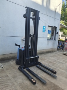 Shuncha工場直販フル電動スタッカー1T 1.5T 2TストラドルスタッカーCE付き - Product Image 3
