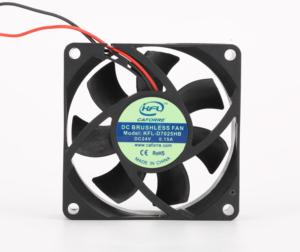 Ventola Industriale DC Brushless da <span class=keywords><strong>3</strong></span> Pollici 70x70x25mm 12V 24V per Inverter, Computer, Armadietti, Frigoriferi - Product Image 1