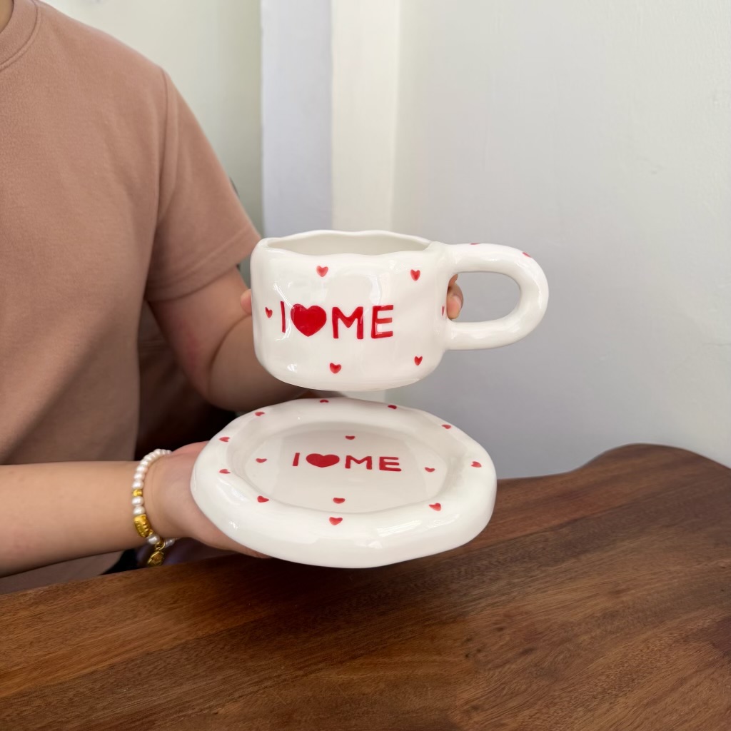 Taza y plato "Me amo" con corazón blanco y rojo.