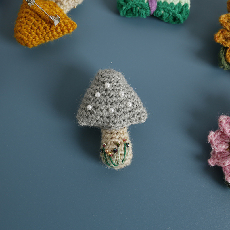 Broche champignon brodée grise