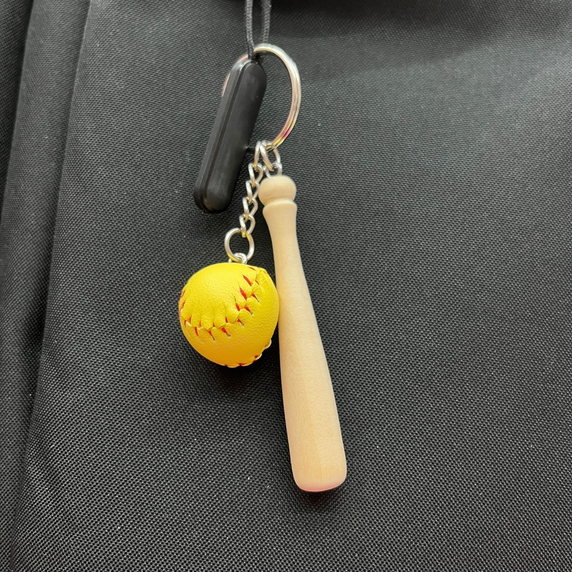 Bate de béisbol amarillo de 2 cm, bate de 7.5 cm.