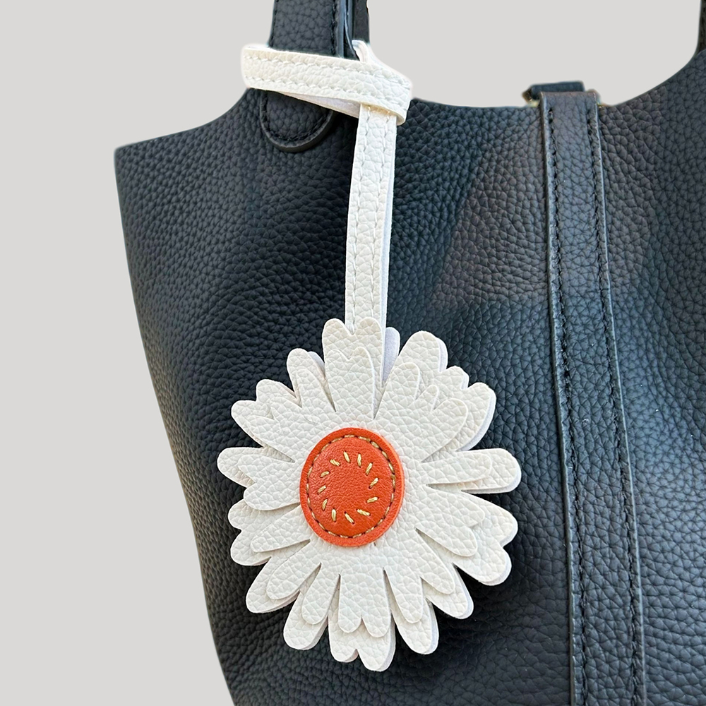 Amuleto de cordón blanco
