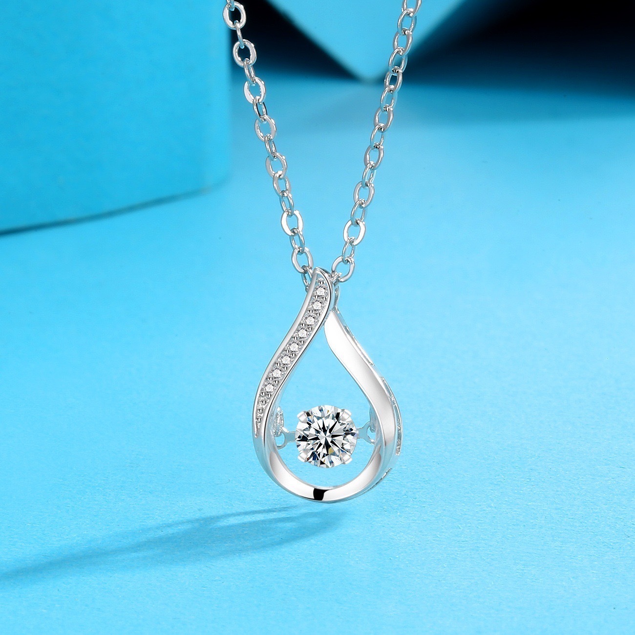 Collana intelligente con gocce d'acqua in argento