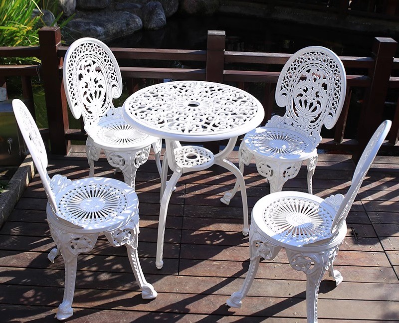 Couronne quatre chaises couronne 60 table ronde-blanc