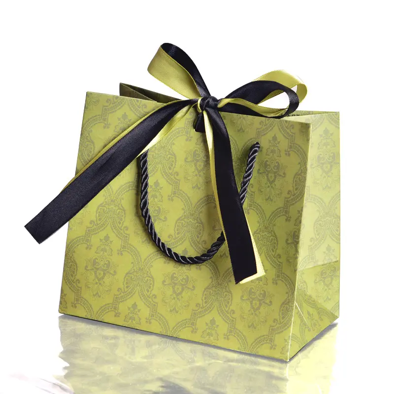 حقيبة ورقية لتعبئة الهدايا والتسوق بسيطة للمتاجر بطبعة شعار مخصص من الجهة المصنعة مع مقبض شريط